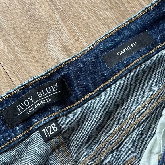 Judy Blue Capri Distressed Blue Jeans Size 7 | 28 - Picture 4 of 4
